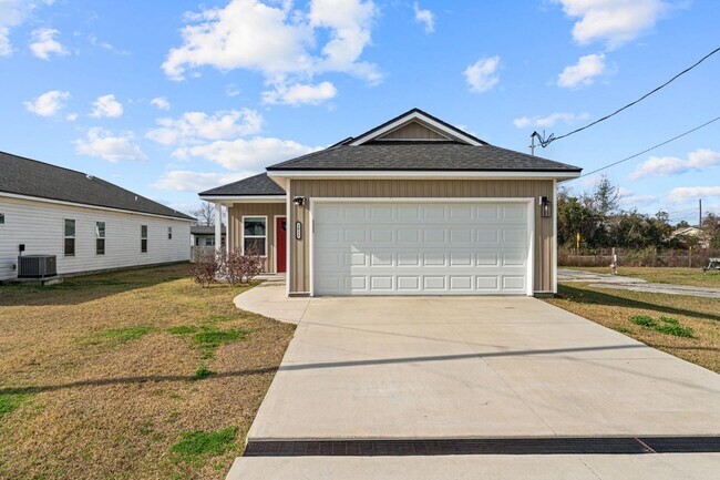 Building Photo - 2811 N Panama Ave