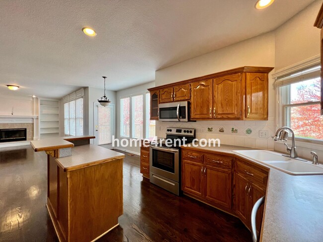 Building Photo - Beautiful Overland Park w/ Wood Floors Thr...