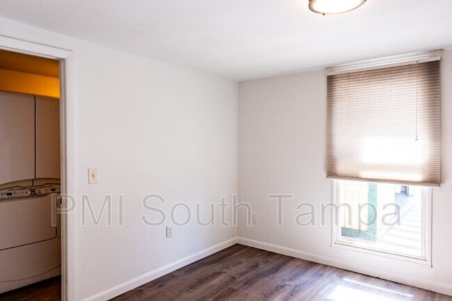 Building Photo - 3402 W Van Buren Dr