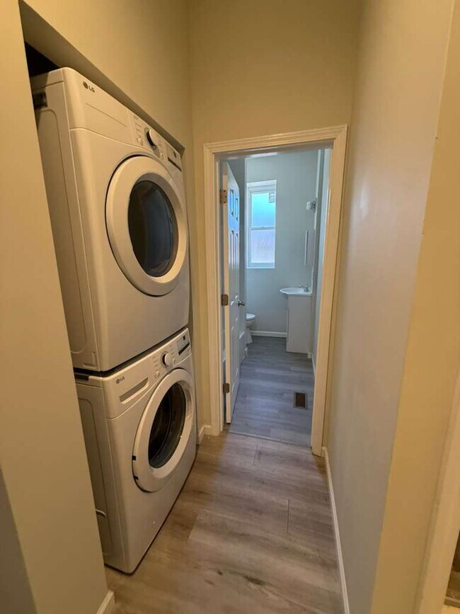 Building Photo - "Charming 2-Bed/1 bath Multiplex Gem on Nebraska Ave - 1000 Sq Ft of Comfort in St. Louis!" BENTO...