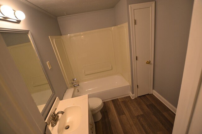 Building Photo - Updated, 3 bedroom, 2 bath home on treed lot in coveted Brownsfield Community