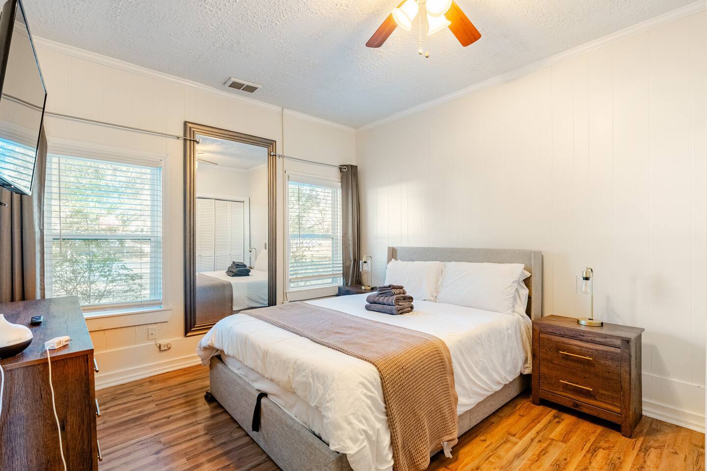 Building Photo - 3718 Live Oak St