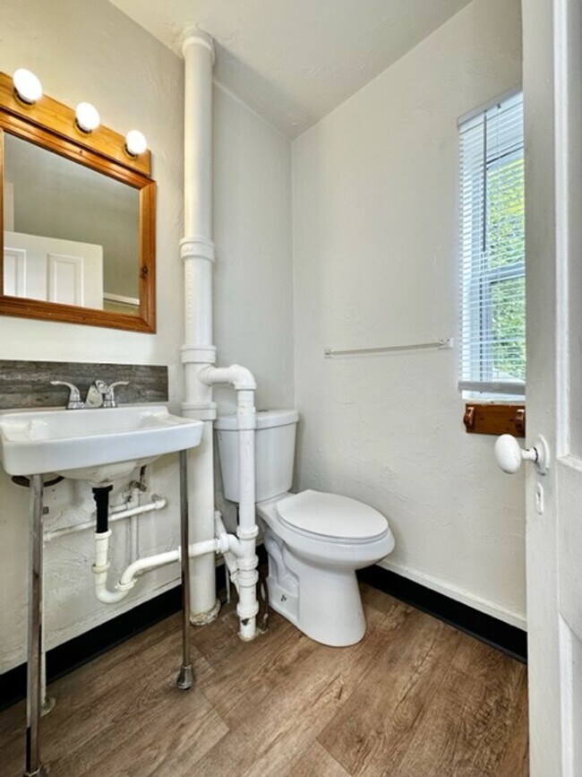 Building Photo - 1243 E Walnut St