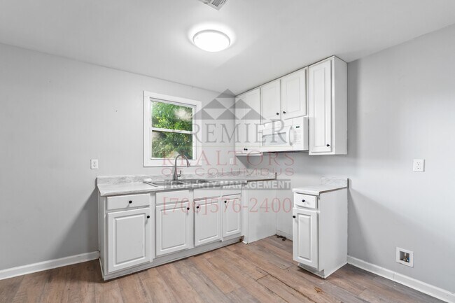 Building Photo - 615 32nd St