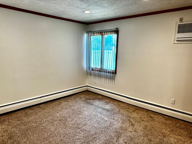 Building Photo - 12 Elves Ln