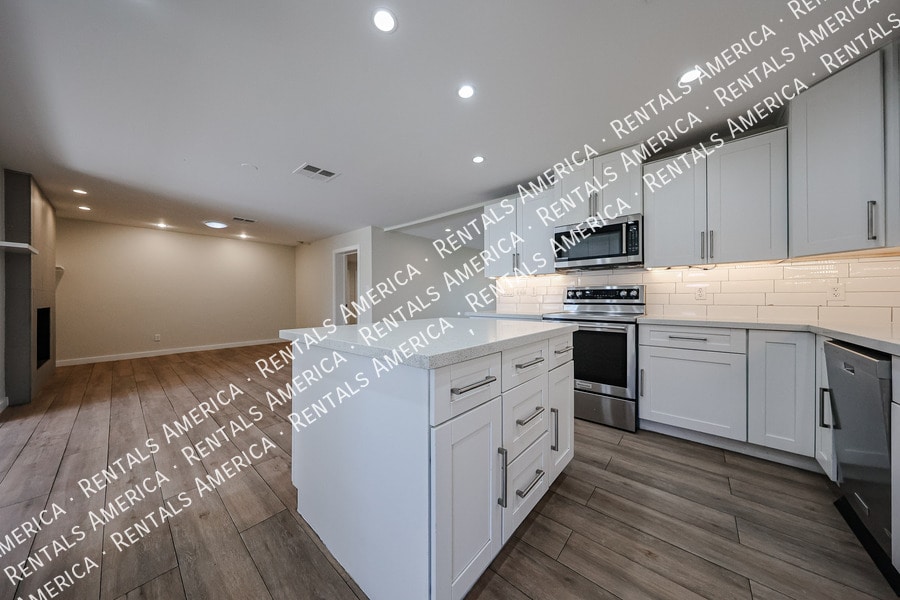 Building Photo - 105 E Hermosa Dr