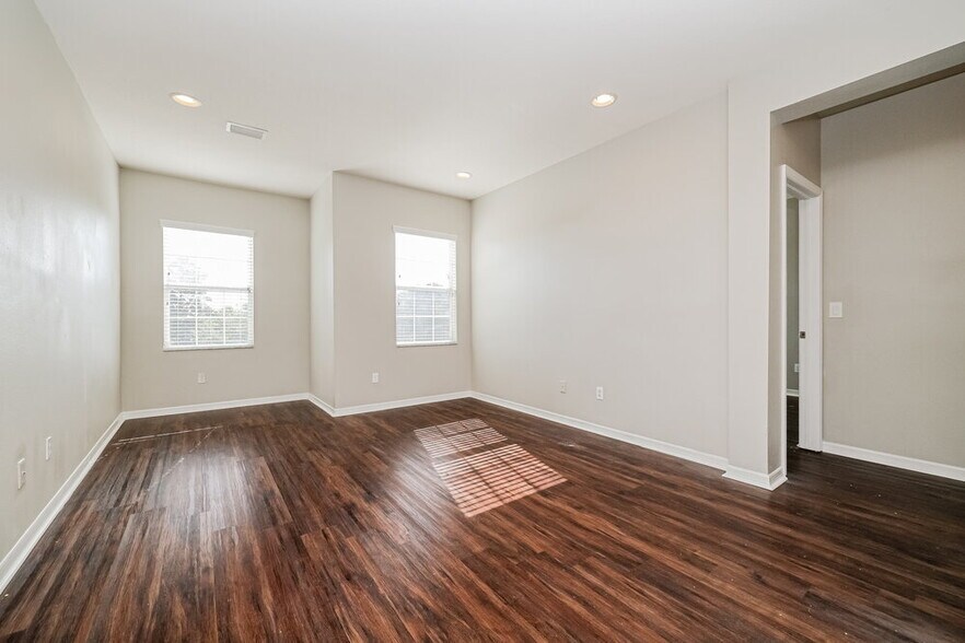 Building Photo - 908 Fern Leaf Dr