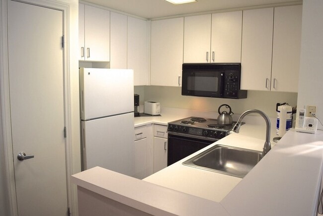 Building Photo - Mid-Term Occupancy, Telegraph Hill Furnished Condo- 1 Car Parking- 24 Hour Doorman - Fitness Center