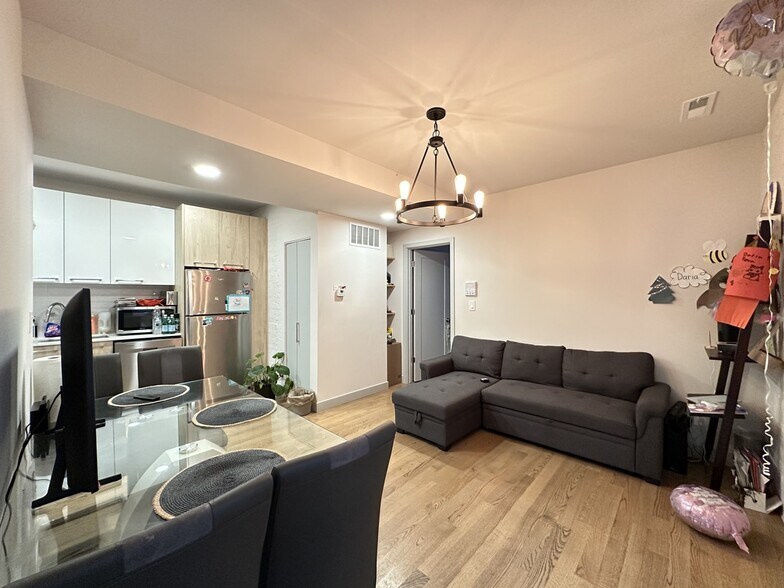 Building Photo - 2341 W Walton St