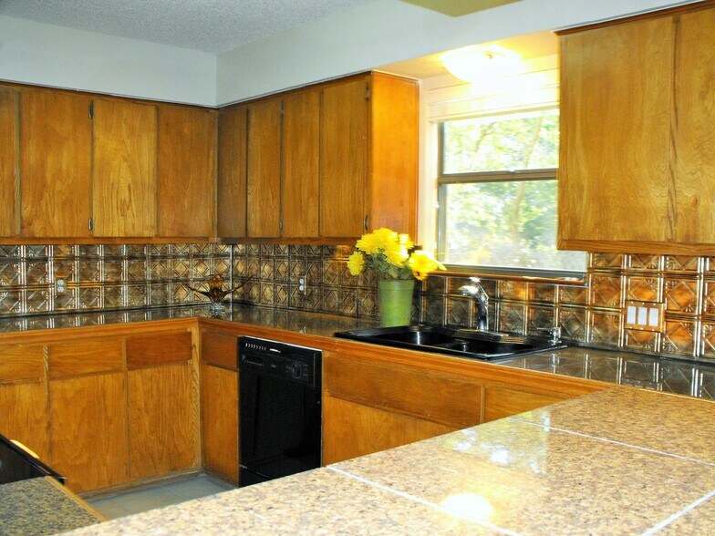 Building Photo - 9810 Lake Ridge Dr