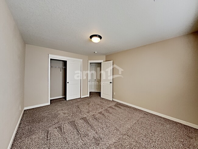 Building Photo - 521 SE Jack Ave