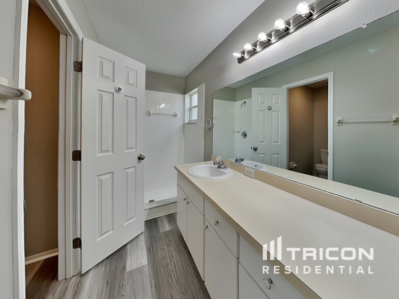 Building Photo - 2118 Deerfield Dr