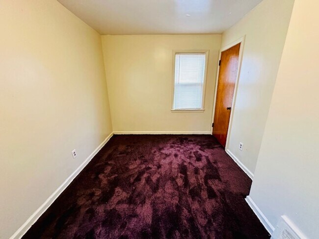 Building Photo - 3 Bedroom 1 Bath For Lease Section 8 Ready