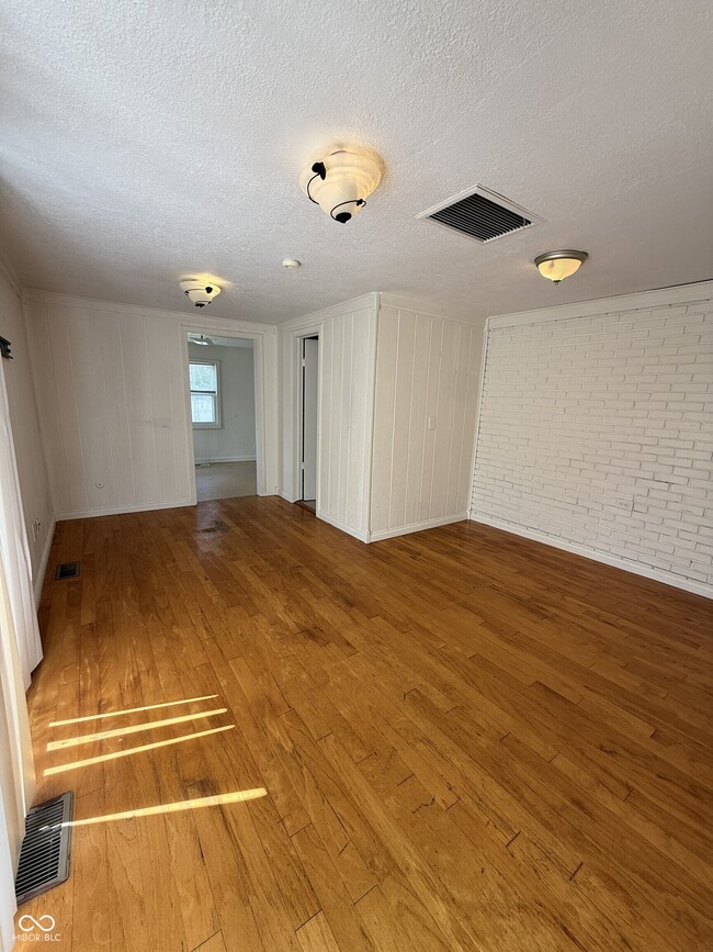 Building Photo - 122 N Routiers Ave