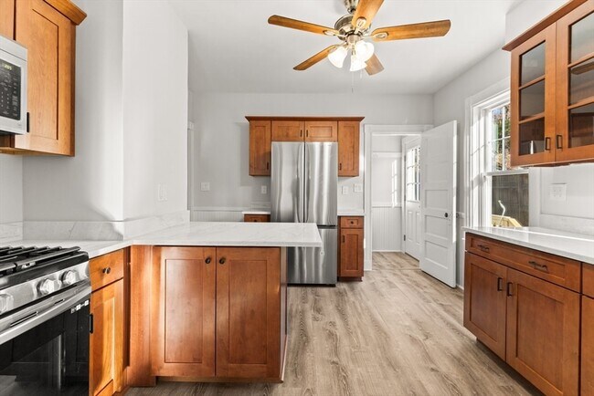 Building Photo - 22 Lewis St