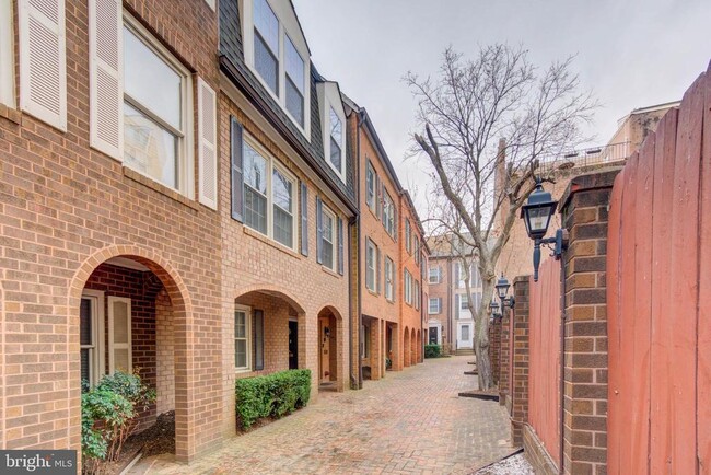 Building Photo - 900 24th St NW