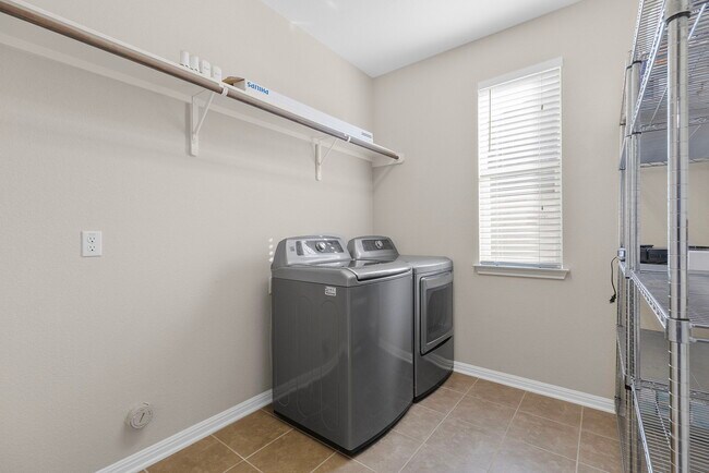 Building Photo - 2406 Sweetwater Ln