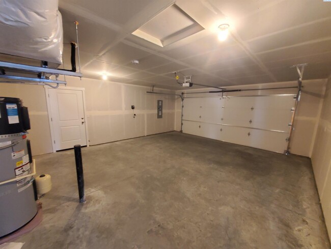 Building Photo - Brand new rental!