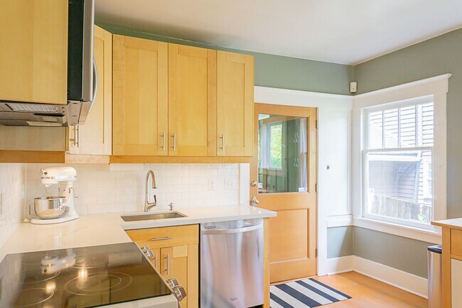 Building Photo - 4bd/2.5ba Seattle Home