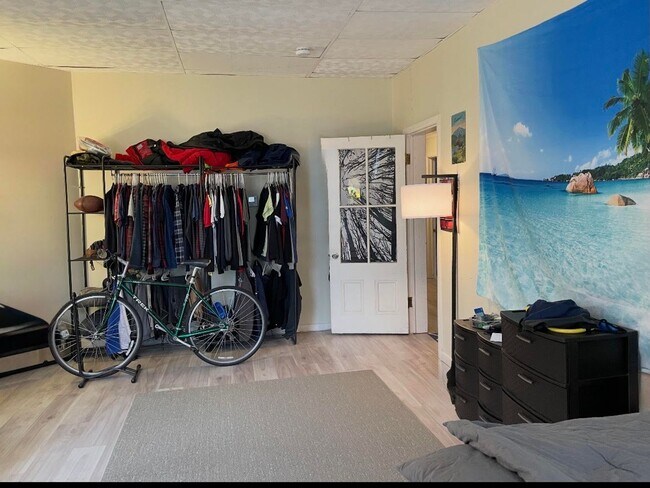 Building Photo - 203 Maple St