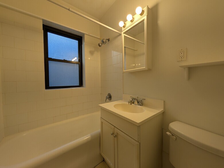 Building Photo - 556 W Arlington Pl