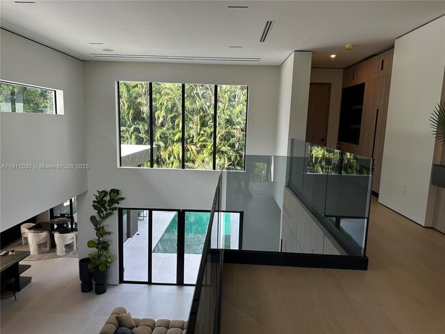 Building Photo - 1065 NE 119th St