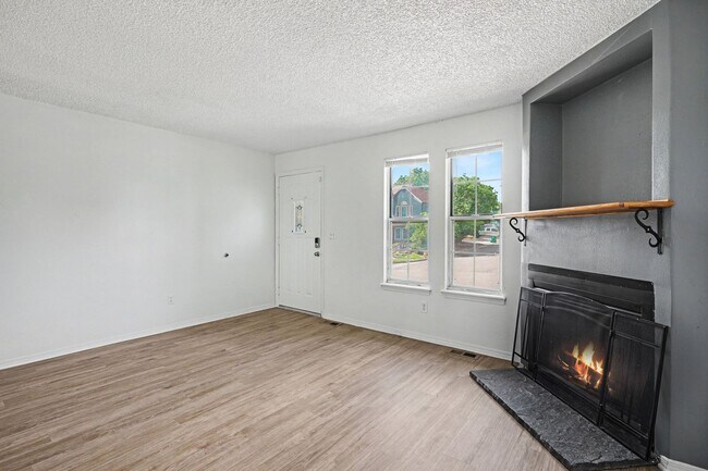Building Photo - Updated 2 Bedroom, 2 Bathroom Townhome – Move-In Ready!