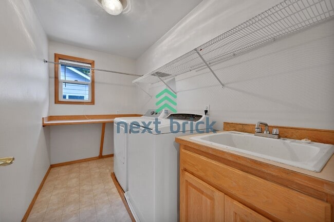 Building Photo - Spacious 4-Bedroom Retreat in Bothell with 2.5 Baths and 2454 Sq Ft of Comfort!