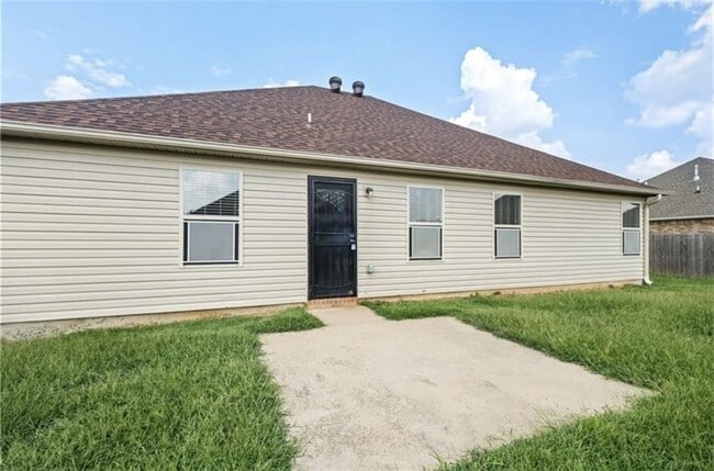 Building Photo - 611 Lasso Ln