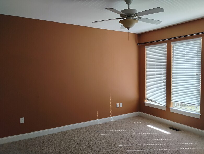 Building Photo - 323 Eden Ave