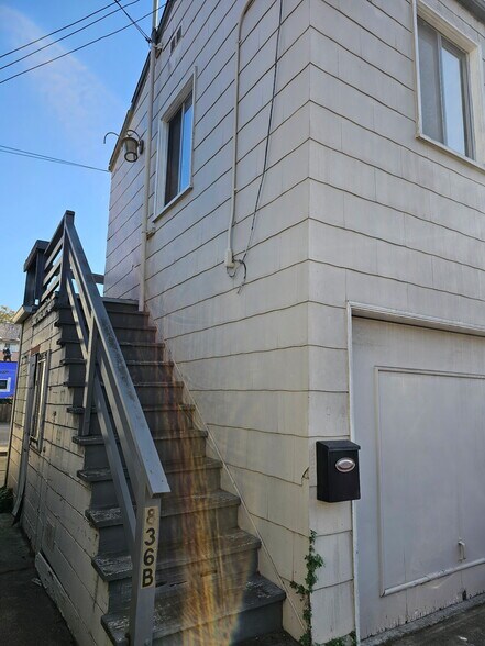 Building Photo - 836 Adams St