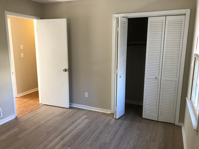 Building Photo - 1015 Eastview Rd NE