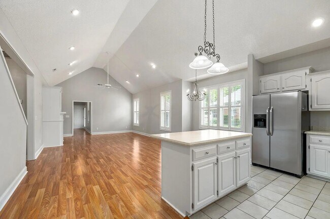 Building Photo - 3225 Mayflower Ln