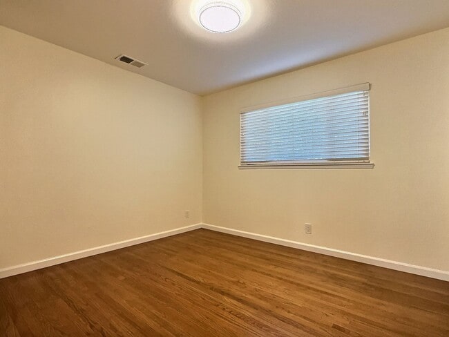 Building Photo - 3BD/2BA - Updated Charming Single Family H...