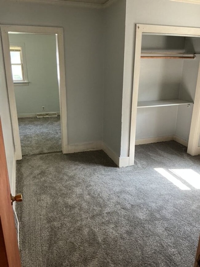 Building Photo - 3 Bedroom / 1 Bathroom House in Peoria
