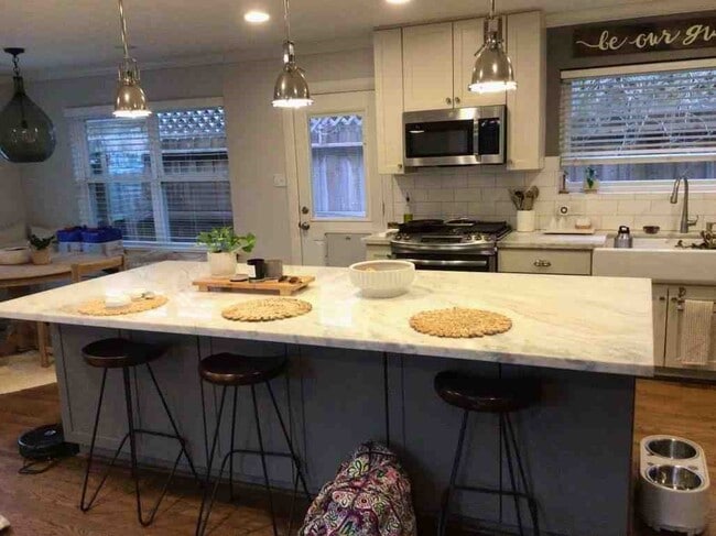 Building Photo - 10313 Shadow Oaks Dr