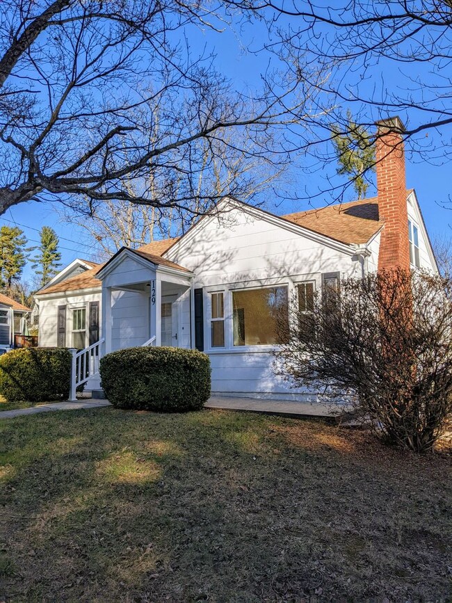 Building Photo - Beautiful Asheville Rental in the Malvern ...