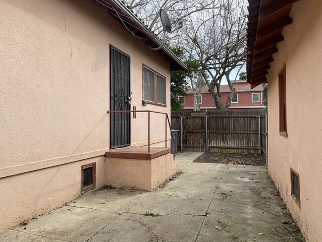Building Photo - Available Now! Charming 3-bdrm./1.5-bath, ...