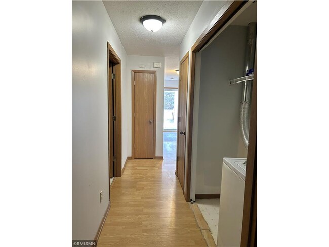 Building Photo - 831 Highview Dr