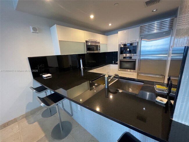 Building Photo - 17121 Collins Ave