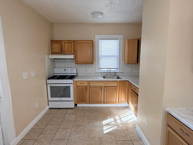 Building Photo - Newly renovated 3 BR Single family house with living and dining room