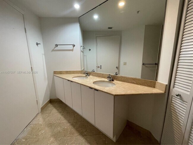 Building Photo - 801 Brickell Key Blvd