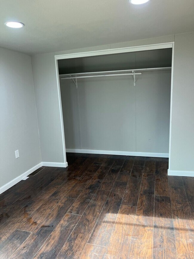 Building Photo - 2 bedroom 1 bathroom with  bonus room located in the Avenues