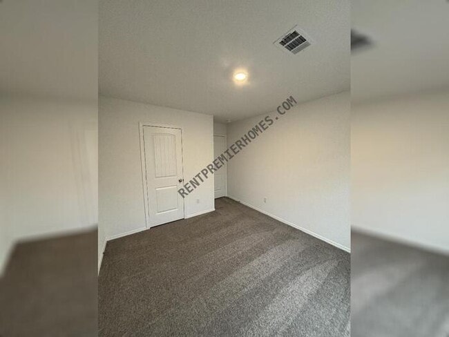 Building Photo - 34-10 10 Point Ln