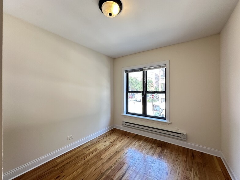 Building Photo - 938 W Cornelia Ave