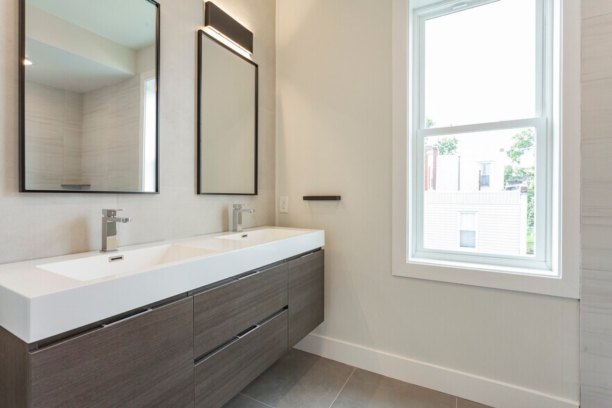 MASTER BATH - 1448 E Wilt St