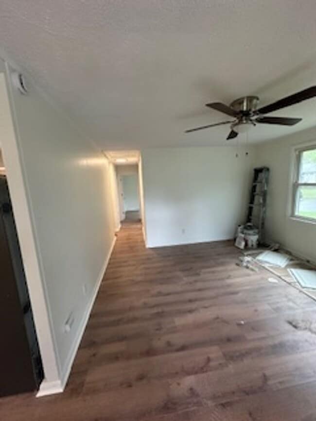 Building Photo - Three Bedroom House