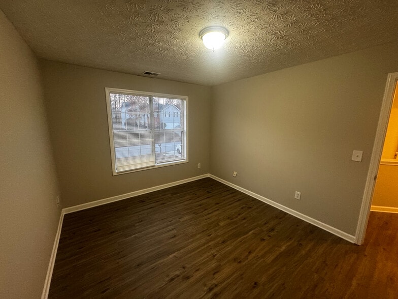 Building Photo - Room in House on Tara Bend