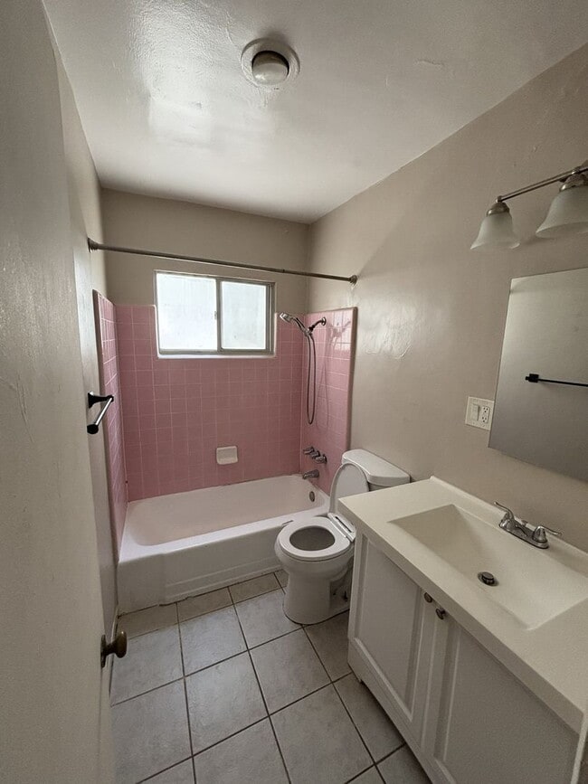 Building Photo - MOVE IN READY Studio unit