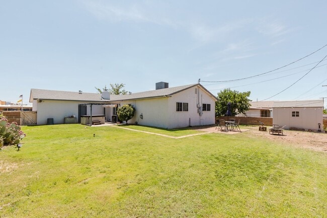Building Photo - Adorable 3 Bedroom Home